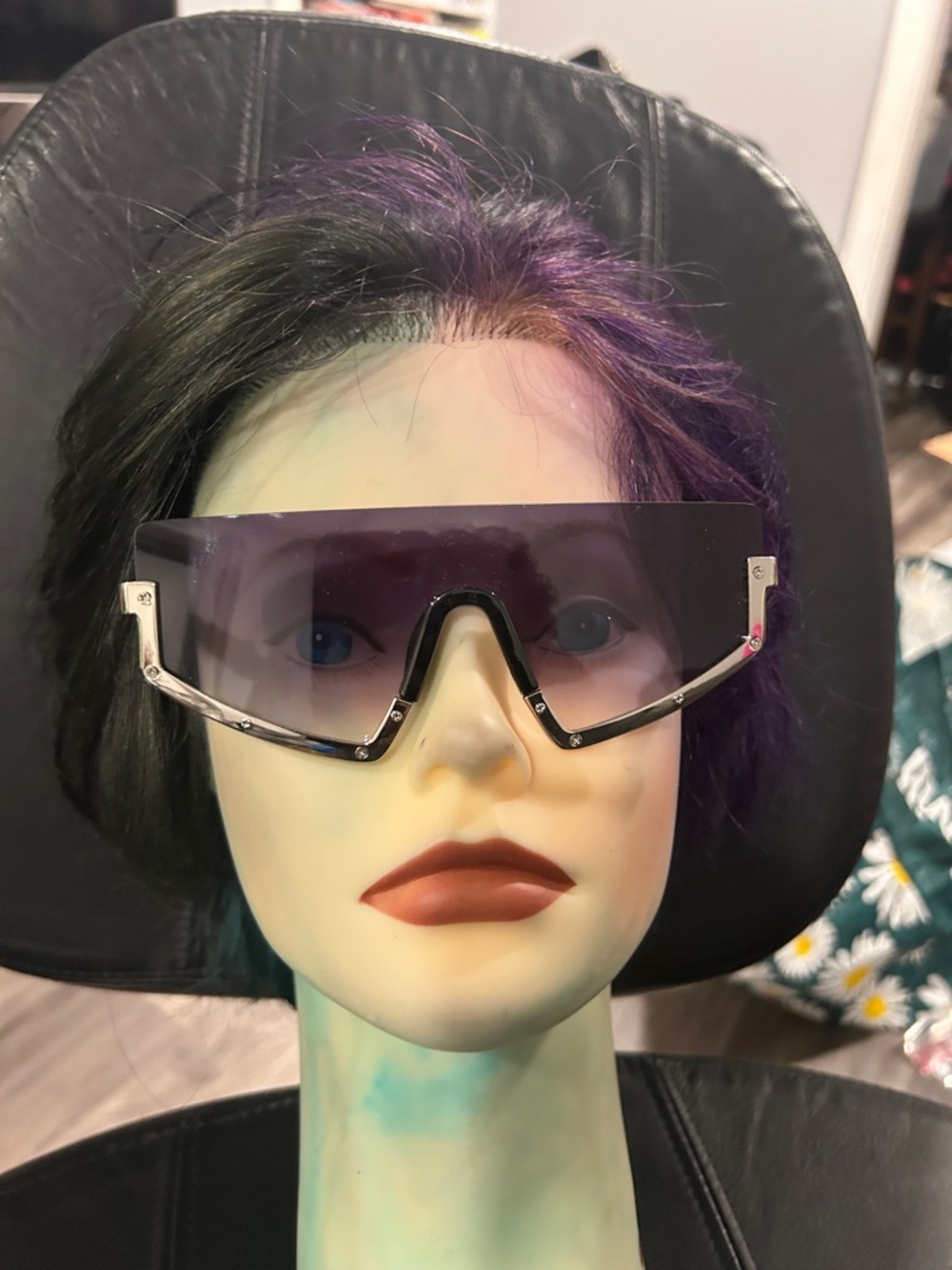 Futuristic Shield Visor Sunglasses in Purple Gradient - Picture 3 of 8